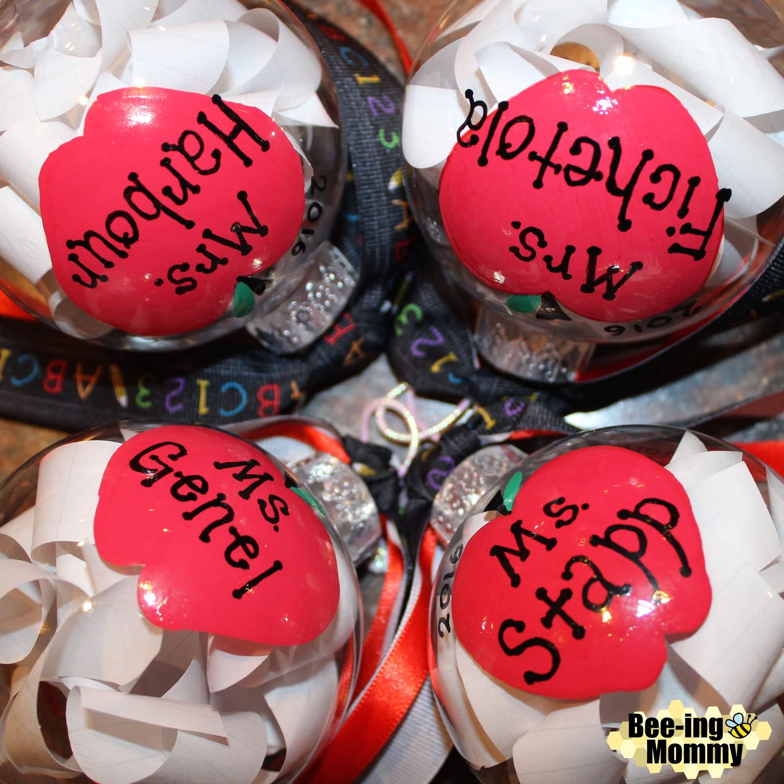 27 super easy homemade christmas gift ideas 9 Teacher Ornament Tutorial: Personalized Apples