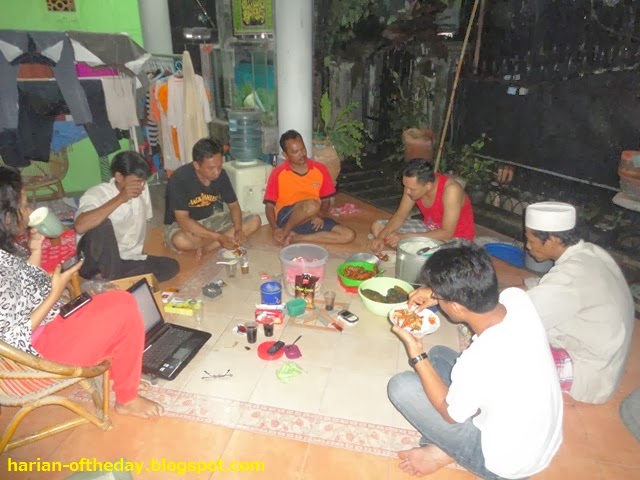 yang penting prosesi pengeroyokan berjalan lancar...