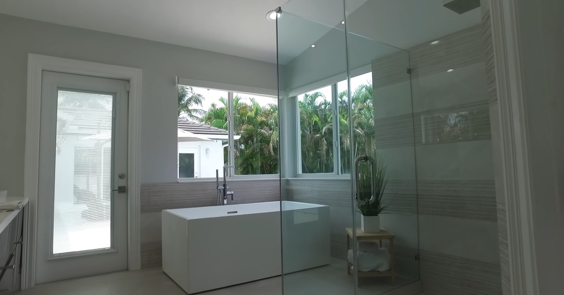 41 Photos vs. 2 MIAMI Waterfront Condos + Private Pool Home Interior Design Tours