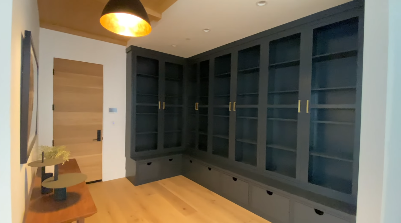 38 Photos vs. TOURING A $10,495,900 LUXURY MANSION | California LUXURY Home Tour | Los Angeles Mansion Tour - Luxury House & Interior Design Tour 38 Photos vs. TOURING A $10,495,900 LUXURY MANSION | California LUXURY Home Tour | Los Angeles Mansion Tour - Luxury House & Interior Design Tour
