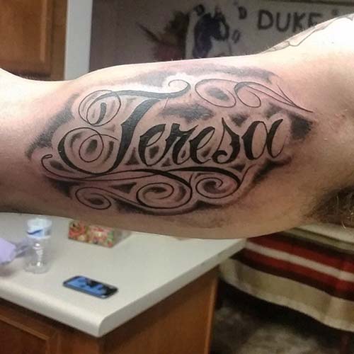 bicep name tattoo for man erkek pazu isim dövmesi bicep name tattoo for man erkek pazu isim dövmesi