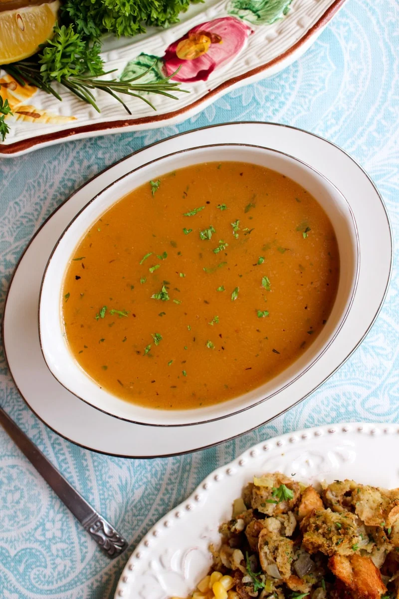 urkey Dripping Gravy doesn't have to be intimidating! This easy recipe uses the drippings from your turkey to make rich, flavorful gravy in just 20 minutes. It is the perfect accompaniment for your turkey and mashed potatoes! #Thanksgiving #gravy