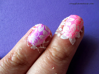 nail art fluo flower stamping