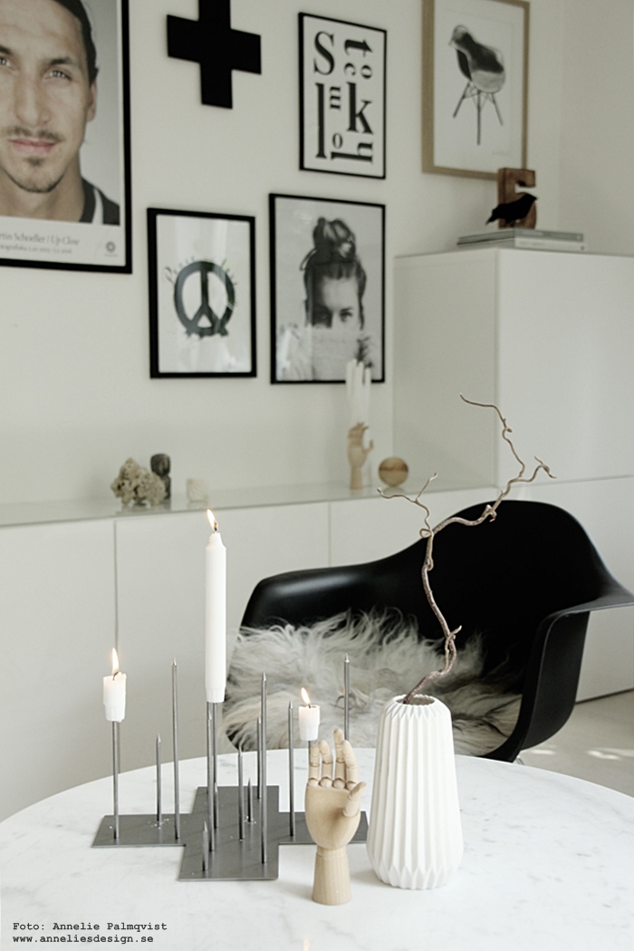 poster, posters, webbutik, annelies design, webshop, nätbutik inredning, inredningsbutik, peace, peacetecken, zlatan, print, tavelvägg, fotokonst, lampa, raw, aveva design, ikea, skänk, vitt, vit, svart och vitt, svartvit, svartvita, ljusstake, candle cross, stumpar, stumpastake, stearinljus, kors