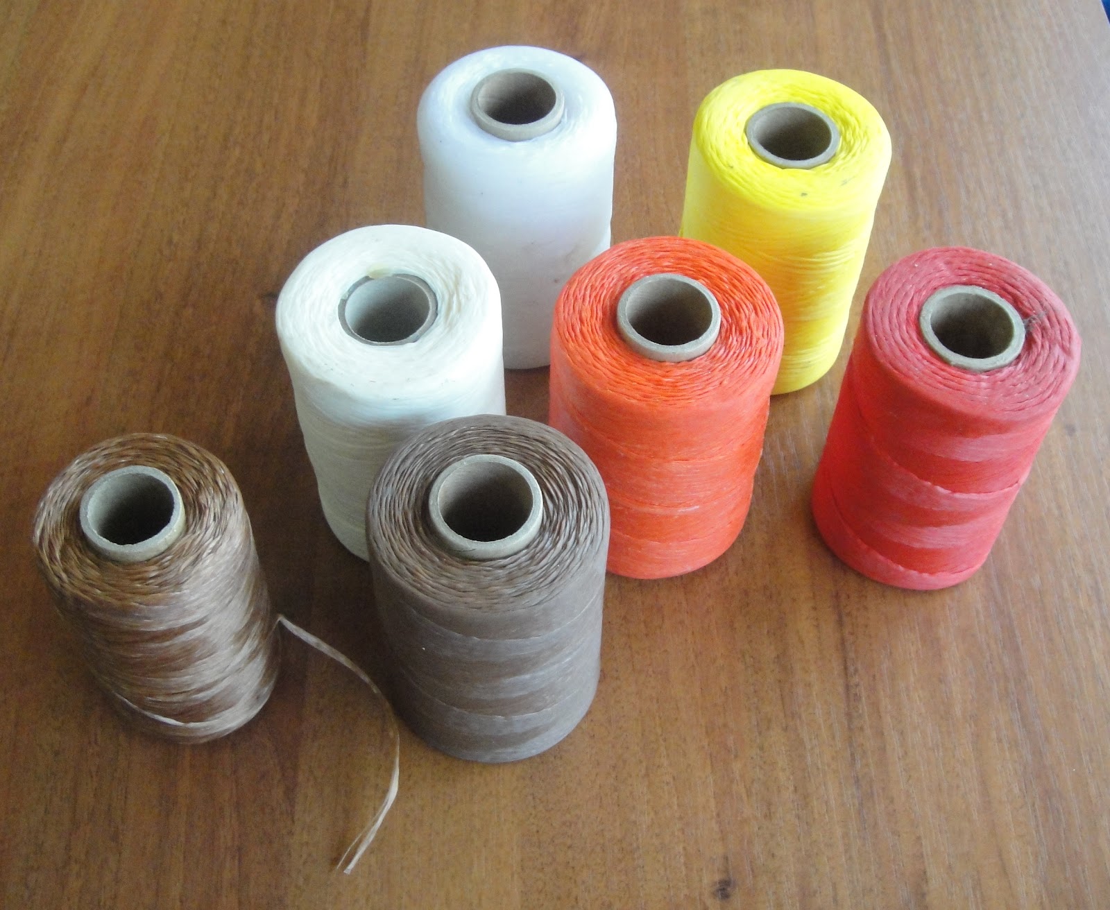 Вощеная нить леонардо. Нить жила. Нить вощеная жила. Нитки для утяжки игрушек. Нить для утяжки.