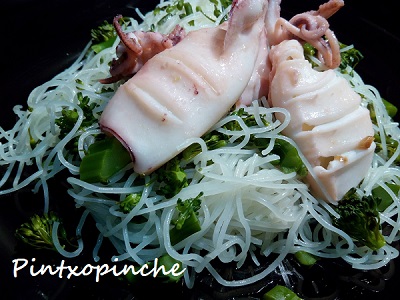fideos de arroz con bimi y chipirones (pad thai) pad thai, fideos arroz, salsa, calamares, pasta, bimi