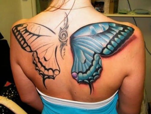 Tatuaje de alas de mariposa azul en la espalda