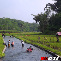 nnoart: Aktivitas Seru di Sumber Sirah Malang Foto sungai kecil yang mengalir dari Sumber Sirah Malang yang cocok untuk river-tubing oleh nnoart.