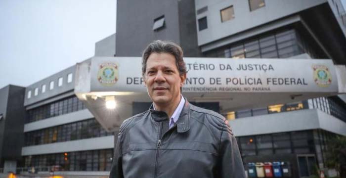 Haddad visita Lula na prisão para discutir estratégias do 2º turno