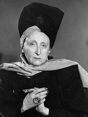 imagen de Edith Sitwell, autora del poema Aún cae la lluvia