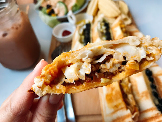 【台南安平區】T&F 手作吐司-安平店，被乾燥花圍繞用餐，擄獲少女心多種口味爆餡熱壓吐司