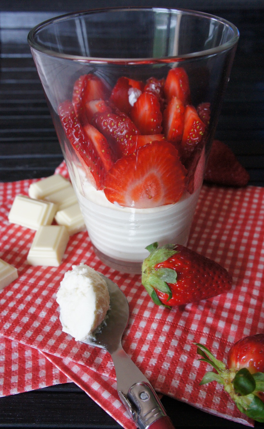 Mousse au chocolat blanc et ses fraises