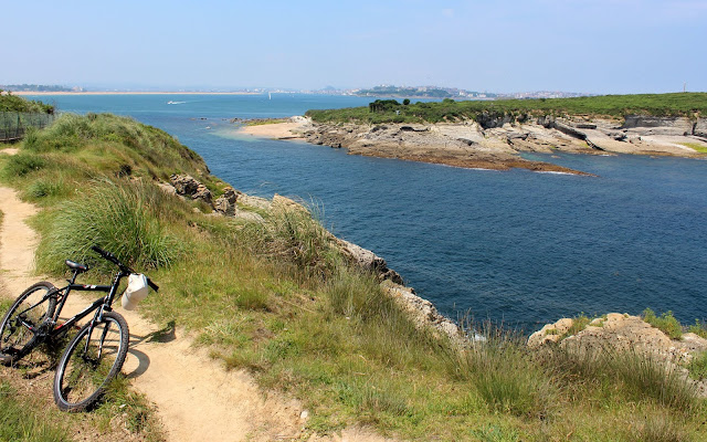 Ruta por los acantilados desde Loredo a Langre. Al fondo la isla de Sta. Marina. Ribamontán al Mar.