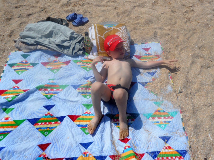 детишки голышки на пляже. малыш на пляже. детки загорают. солнечные ванны на даче. малыш загорает.