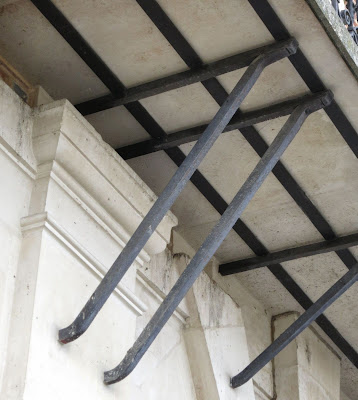 Console métallique du balcon du 1bis place des Vosges à Paris