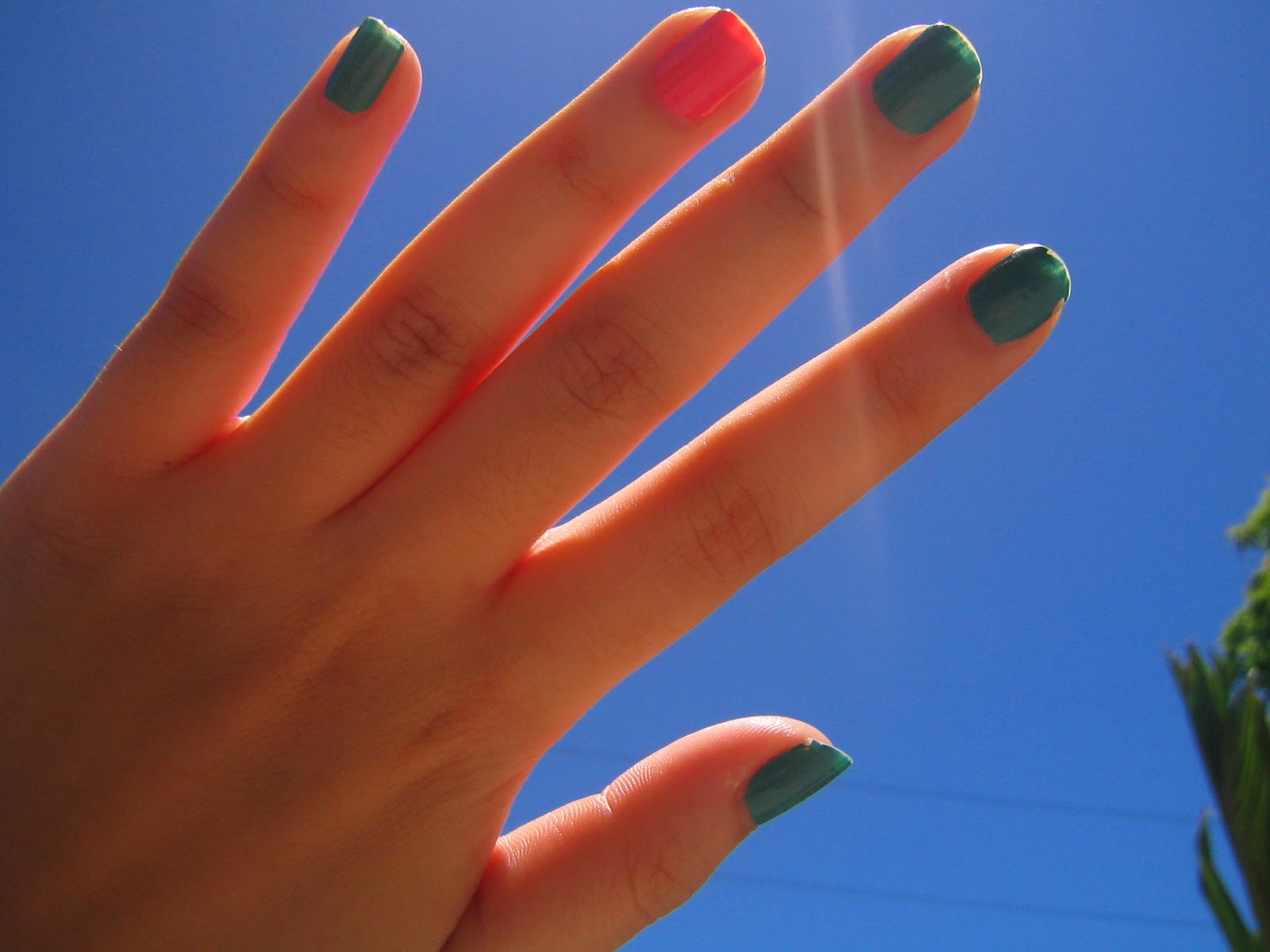 ISABELLA ROXY TREND REPORT THE RING FINGER NAIL POLISH TREND