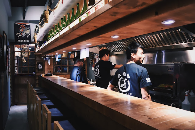 其他店員已經在忙著打掃清潔，看來附近居民都是早睡的健康寶寶，要是在市區的居酒屋，這時候夜晚才剛開始呢。