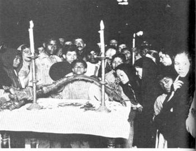 Đức Mẹ Guadalupe hiện lên trong tấm áo choàng như một người đang sống Đức Mẹ Guadalupe hiện lên trong tấm áo choàng như một người đang sống