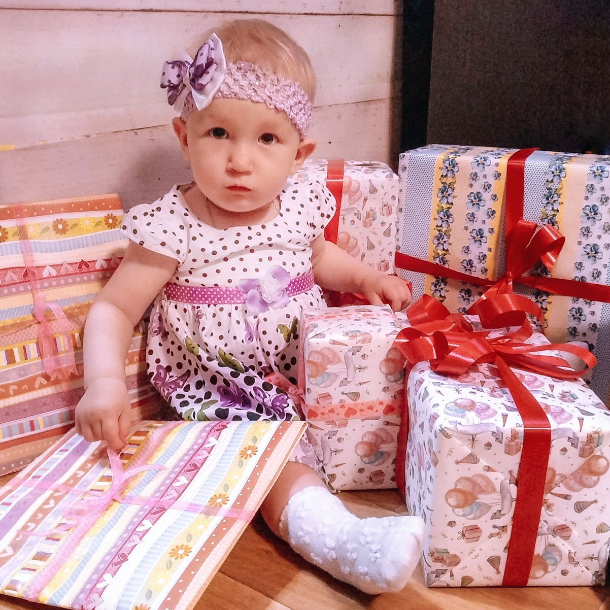 Подарки миланы на день рождения. Распаковка подарков. Распаковка подарков на день рождения девочке. Распаковка подарков на день рождения 10 лет. Мальчик распаковывает подарок.