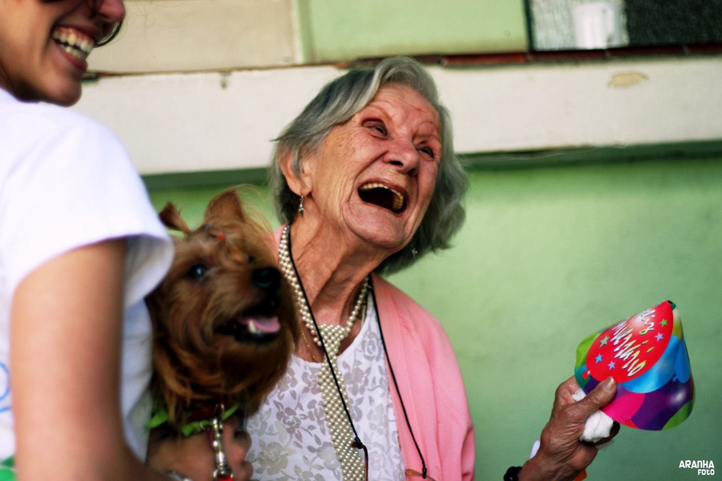 idoso-feliz-com-cao.jpg
