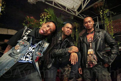 Biografi Marjinal Band Biografi Marjinal Band Marjinal adalah band beraliran punk rock yang terbentuk awal 1997, mereka terbentuk atas latar belakang kesamaan dalam menyikapi belantika hidup satu sama lainnya. Mereka berusaha menyampaikan suatu pesan akan suatu penolakan maupun penerimaan dan harapan setelah apa yang dirasa, dilihat, di raba, dan di dengar dalam kehidupan sehari-hari. Awalnya, mereka ingin kuliah, tapi semakin lama mereka tidak tertarik. Apa yang dipelajari di kampus telah mereka kuasai, mereka telah ahli dalam menggambar, desain dan lain-lain. Para personel Marjinal bertemu dan membicarakan situasi di luar kampus, yang atmospherenya bersifat represif, nggak bebas mengeluarkan pendapat atau berekspresi. Lalu mereka membangun sebuah jaringan namanya Anti Facist Racist Action (AFRA), yang didalamnya berisi kawan-kawan yang mempunyai kesadaran melawan sistem yang fasis. Mereka menggunakan media visual, lewat poster dari cukil kayu, baliho dan lukisan yang menggugah kesadaran generasi muda, untuk melawan sistem fasis yang diusung Orde Baru. Selain melakukan diskusi, penerbitan newsletter, dan aksi turun ke jalan, mereka secara kebetulan juga bermain musik. Dengan modal gitar dan jurus tiga kunci, mereka membuat lagu sendiri yang berangkat dari kenyataan hidup sehari-hari. Kemudian mereka menamakan kelompok itu awalnya Anti Military. Sejarah Punk Indonesia tidak bisa