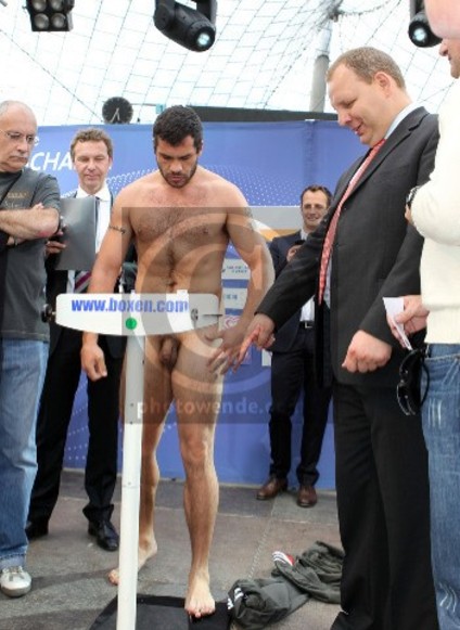 Le boxeur latino HUGO HERNAN GARAY, tout nu à la pesée.