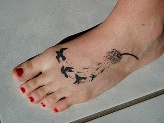 tatuagem passarinho no pé