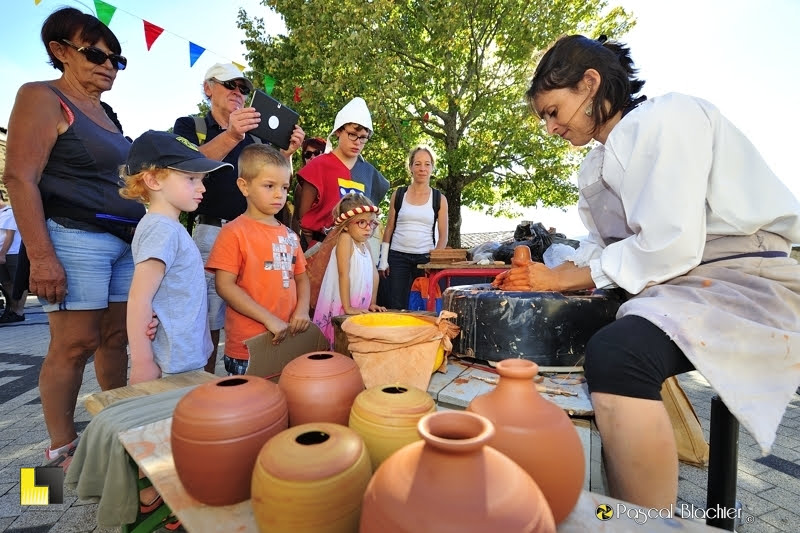 potière en action fete médiévale de saint vincent de barres 2018 photo Pascal Blachier