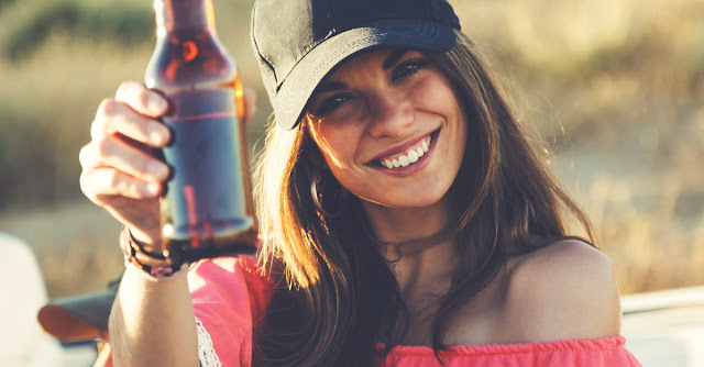 Estudo revela que mulheres que bebem cervejas são mais felizes