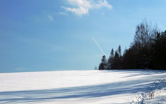 Samolot rysuje na błękicie białą kreskę smugi kondensacyjnej. Samolot rysuje na błękicie białą kreskę smugi kondensacyjnej.