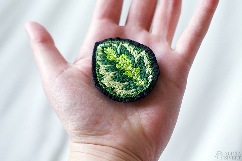 Embroidered calathea leaf brooch by Alicia Sivertsson. aliciasivert alicia sivertsson skapa skapande kreativitet embroidery broderi hand fritt frihandsbroderi brodera broderad brosch brooch sy sytt sömnad schattérsöm grönt garn broderigarn mouliné calathea blad leaf löv