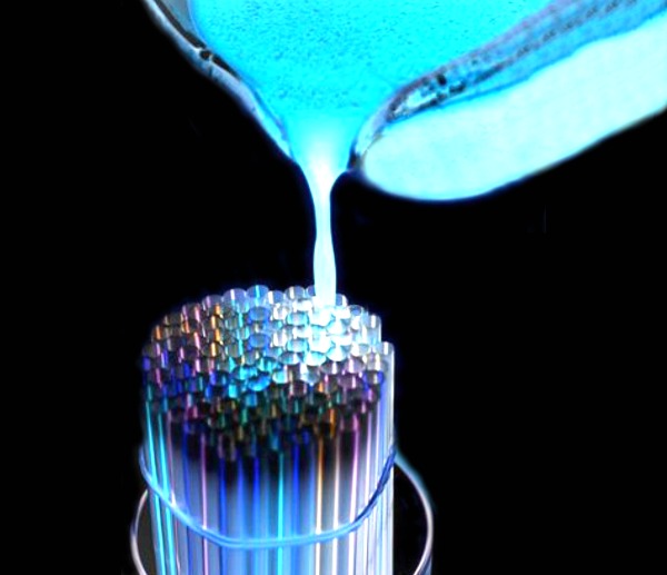 DIY GLOWING JELLO WORMS. EEK! These are so cool! (Glow-in-the-dark jello worms are easy to make & delicious! Great for Halloween) #jellorecipes #jelloworms #glowinthedarkjello #howtomakejelloworms #glowinthedarkjelloforkids