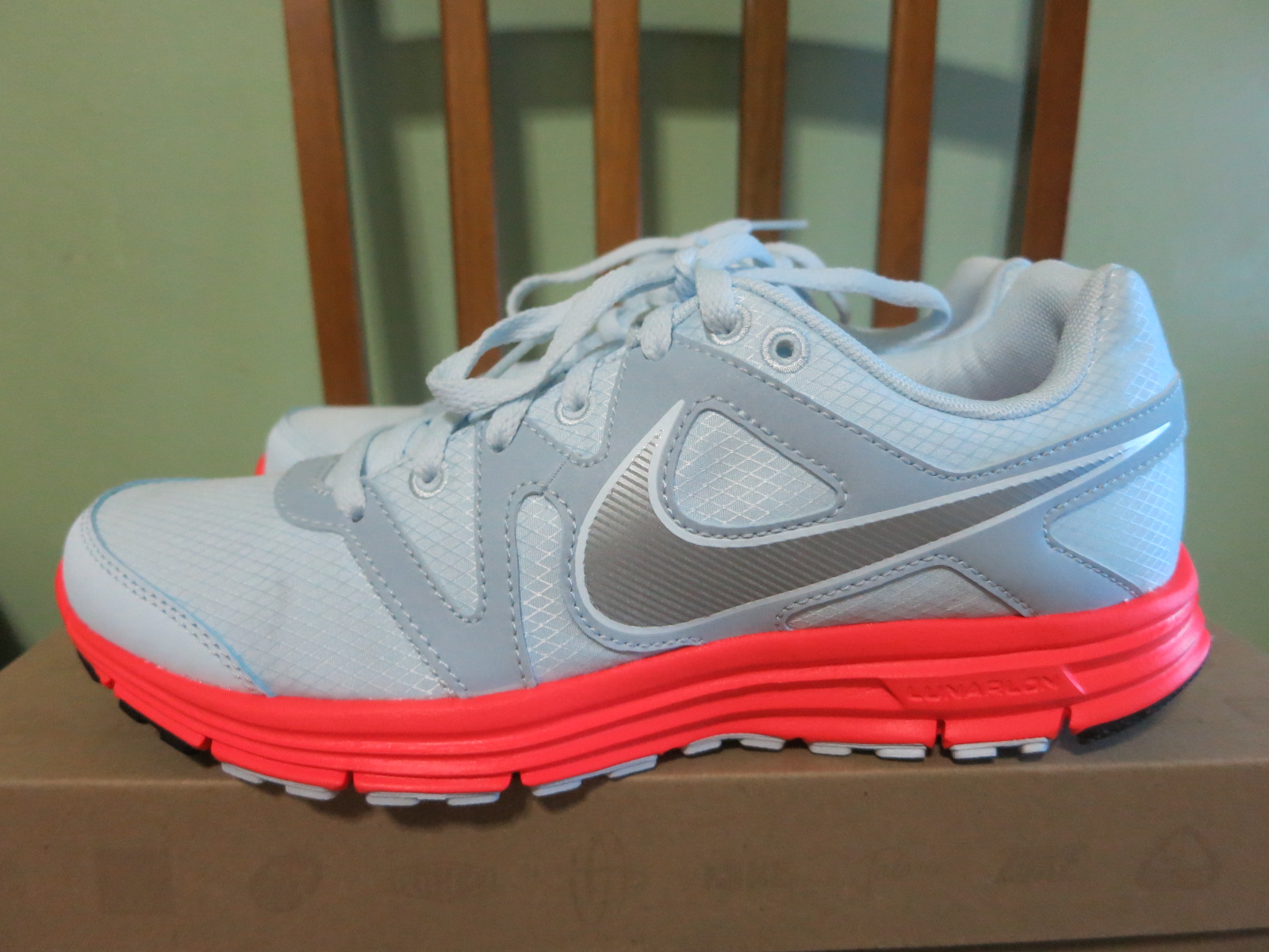 wmns nike quest 3 shield