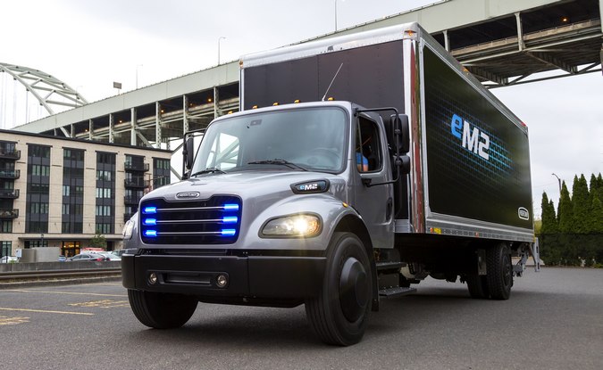 Penske recebe primeiro Freightliner eM2 totalmente elétrico