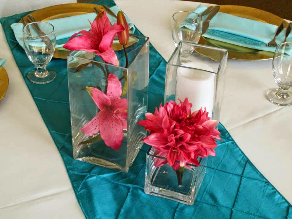 Get The Look Teal And Gold Wedding Reception Elite Events Al This Design Combines The Timeless Upscale Touches Of Pintuck Taffeta Table Runners And Gold Chargers With Modern Square Gl Centerpiece