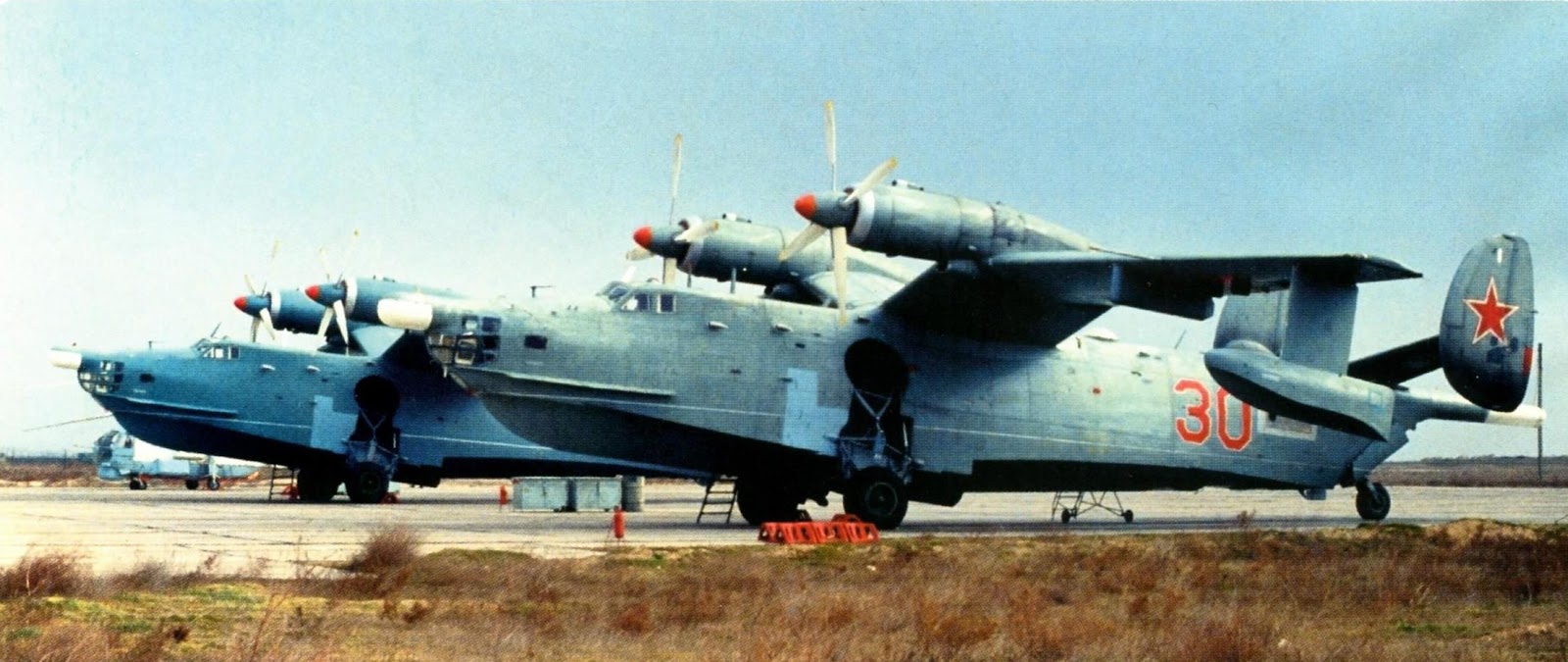 пара Бе-12 на аэродроме Кала в Азербайджане