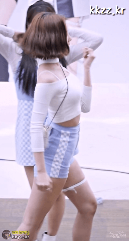 모모랜드, 연우 타이트한 오프솔더..