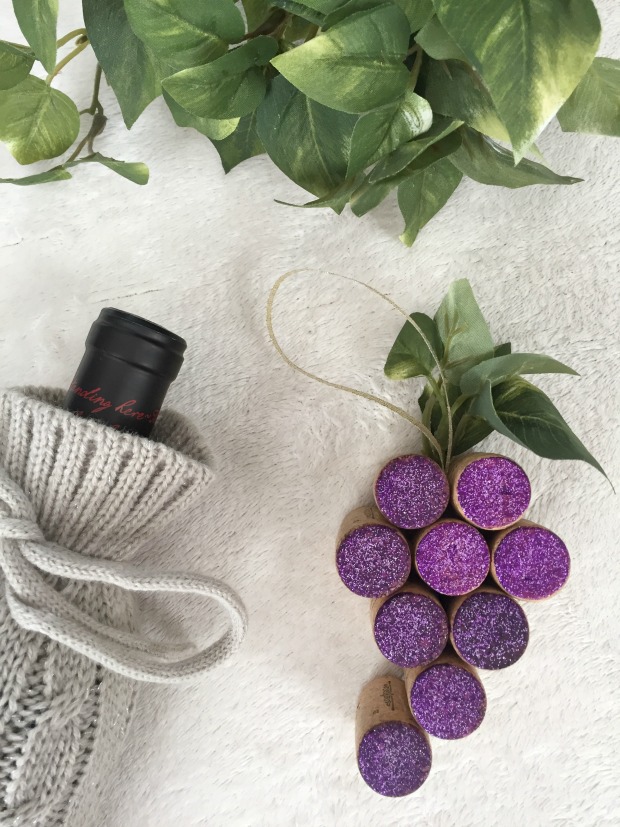 Lindsay's Sweet World: DIY Wine Cork Ornament + Holiday Home Tour Link-Up Announcement