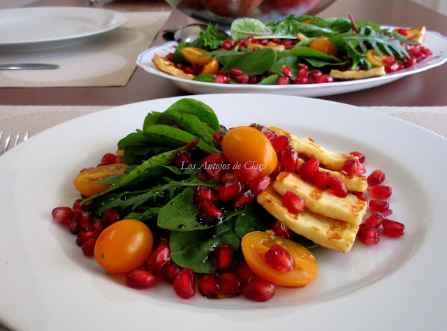 Ensalada de espinacas con granada, tomates cherry y queso asado