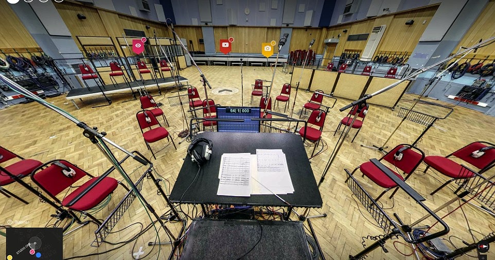 Chose studio. Chose studio. Руки на микшере. Аппаратура для дискотек. Шато мираваль брэда питта.