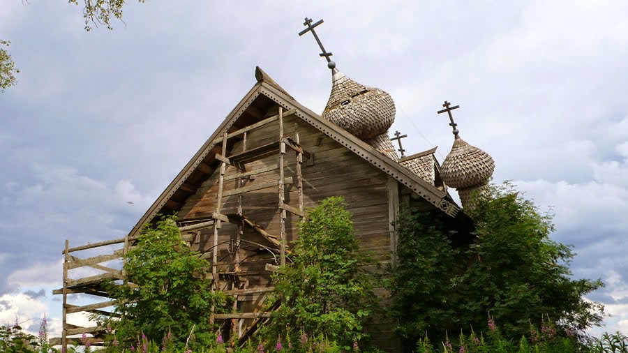 храм обрушился. церковь упал. алтарь заброшенной церкви. церковь упал. купол великий новгород.