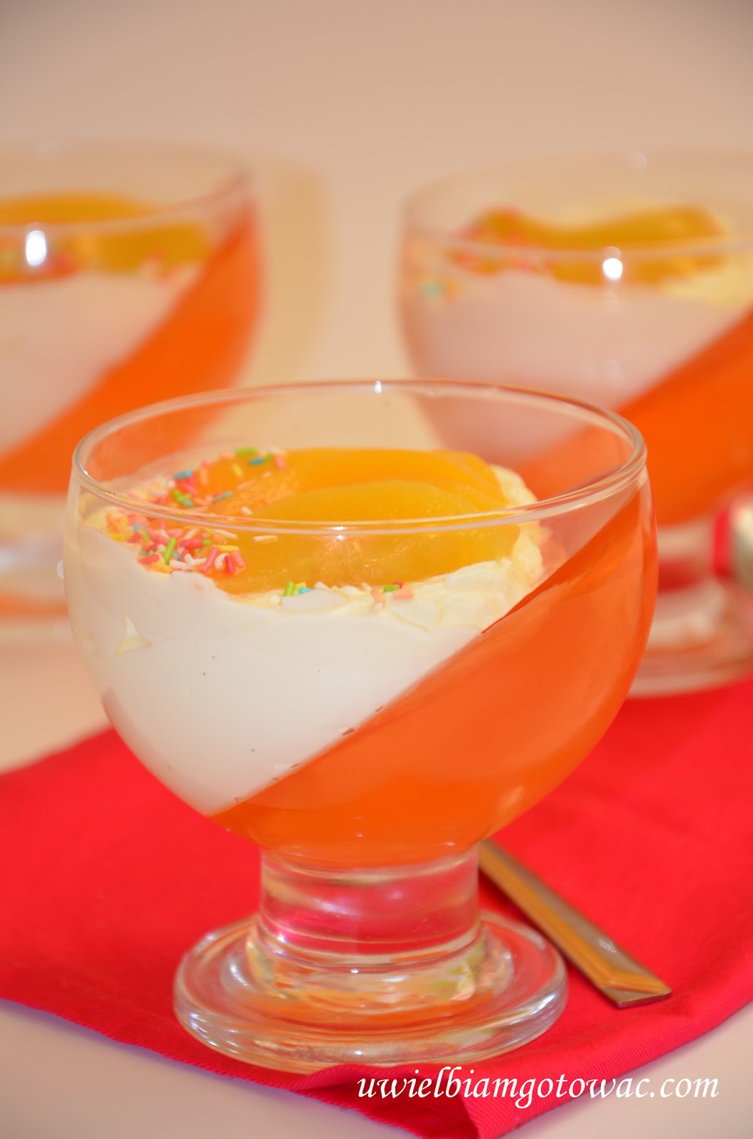 Uwielbiam gotować Deser z galaretką, brzoskwiniami i bitą śmietaną