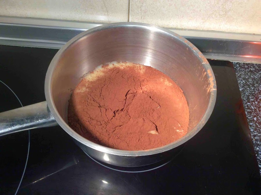 Mezcla de cacao, leche condensada y mantequilla