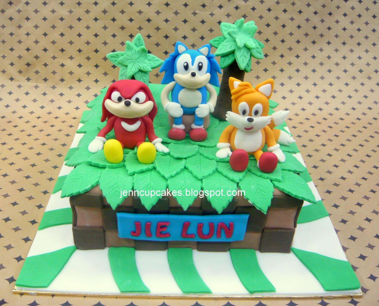 Jenn Cupcakes & Muffins: Super Sonic Cake