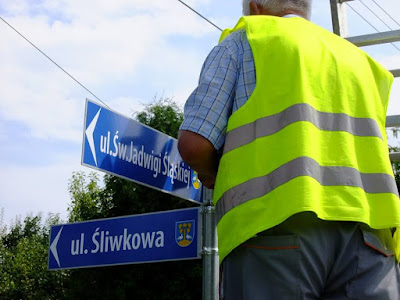 Znalezione obrazy dla zapytania tabliczki z nazwami ulic lipowa i okolice