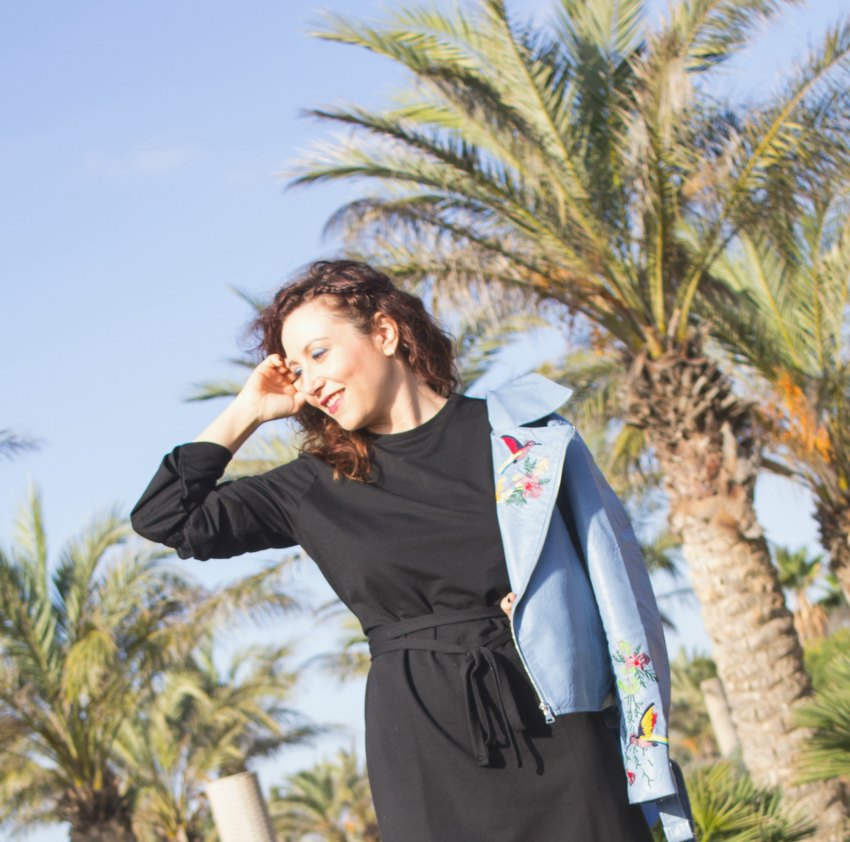 melange_boutique_fashion_blog_de_moda_look_vestido_negro_botas_mosqueteras_chaqueta_biker_bordada_zara_zaful