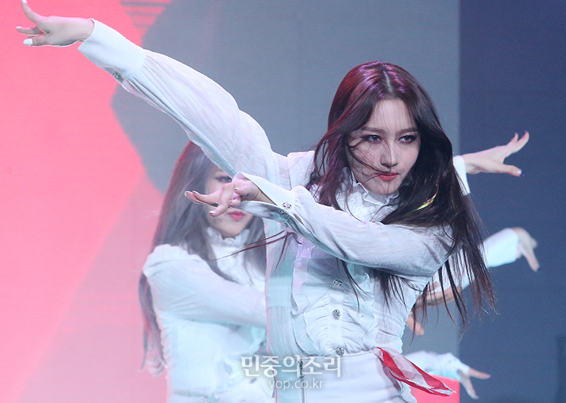 아이컨택하면 단박에 압살될거 같은 카리스마가진 여돌 | 인스티즈