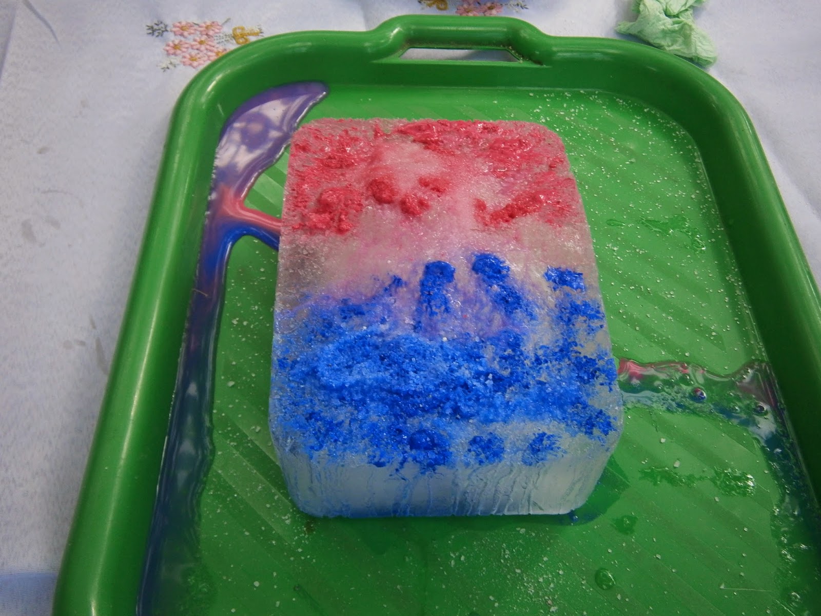 Лед в соленой воде. Опыты со льдом для дошкольников. Эксперименты с солью для детей. Эксперименты с водой и льдом. Дети на льду.