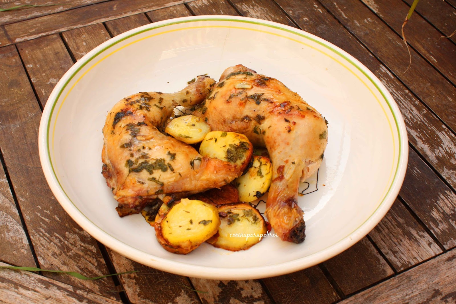 Cocina para pobres: Cuarto trasero de pollo al horno con ajo y perejil Cocina para pobres: Cuarto trasero de pollo al horno con ajo y perejil