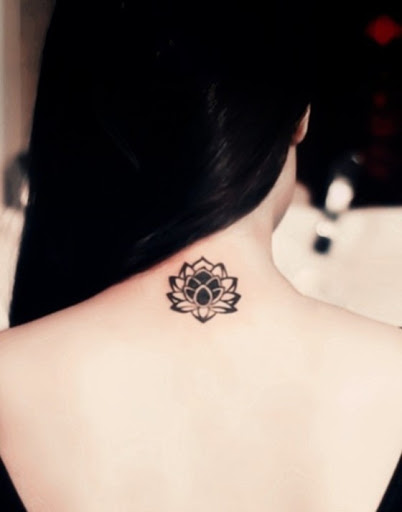 Pequena flor de lótus da tatuagem na parte de trás do pescoço